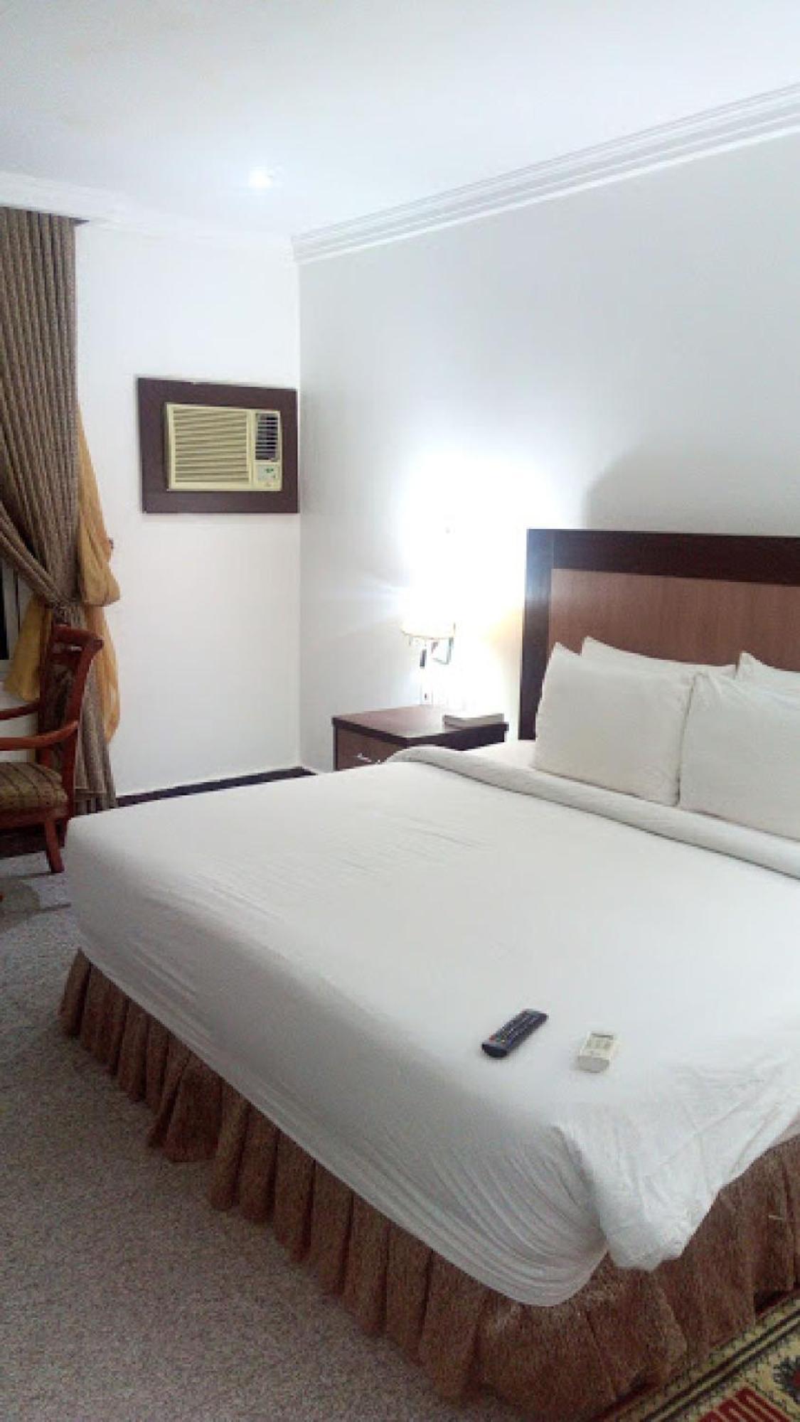 Room In Bb - Immaculate Royal International Hotel Owerri Eksteriør billede